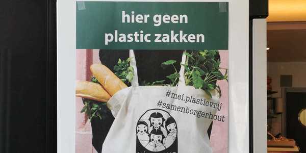 Foto van affiche en stoffen zak voor de actie 'mei Plasticvrij' in Borgerhout